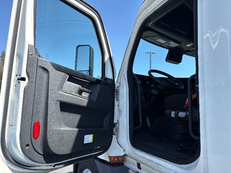 2023 Freightliner Cascadia — photo 9