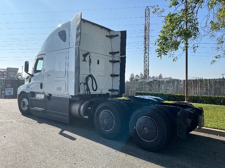 2023 Freightliner Cascadia — photo 5