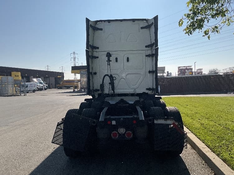 2023 Freightliner Cascadia — photo 6