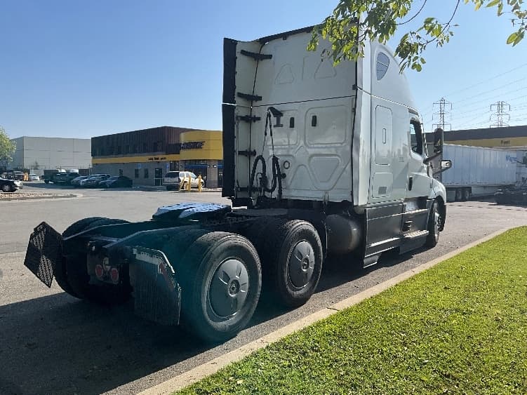 2023 Freightliner Cascadia — photo 7