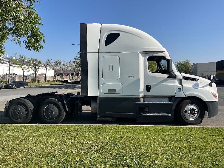 2023 Freightliner Cascadia — photo 8
