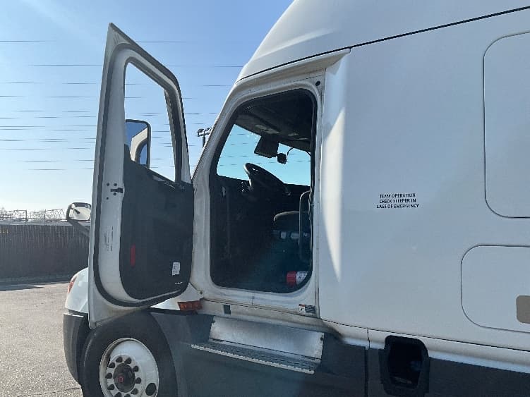 2023 Freightliner Cascadia — photo 9