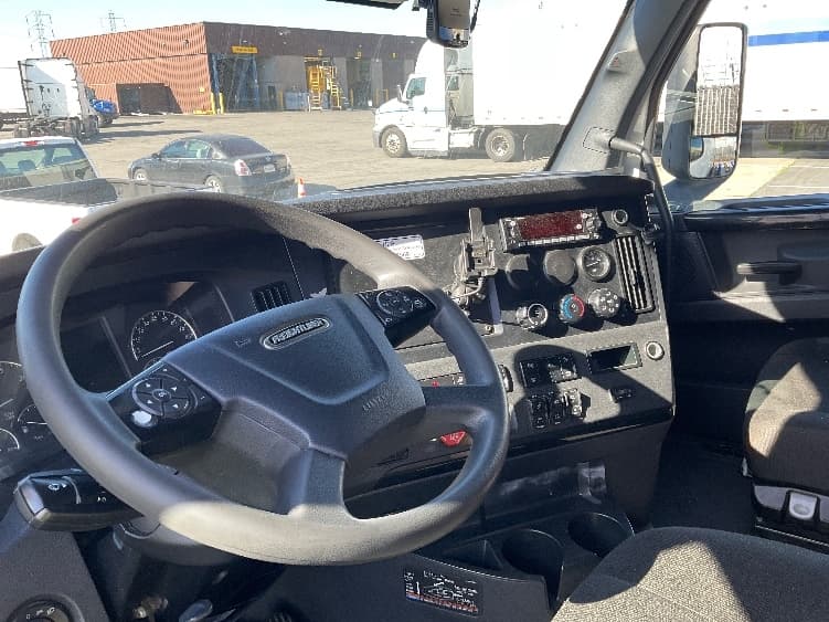 2023 Freightliner Cascadia — photo 10