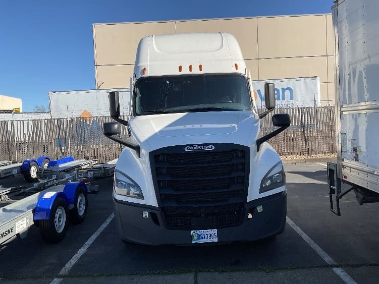 2023 Freightliner Cascadia — photo 2