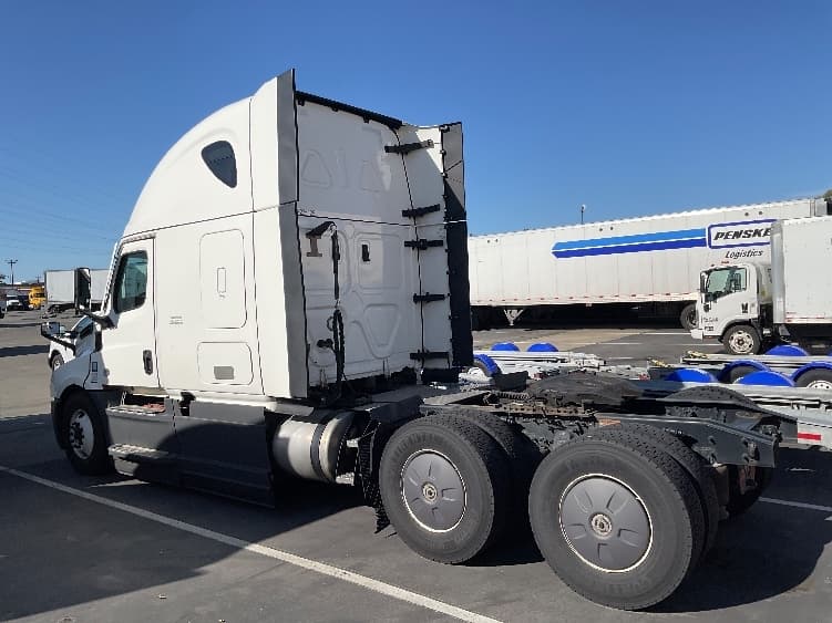 2023 Freightliner Cascadia — photo 5