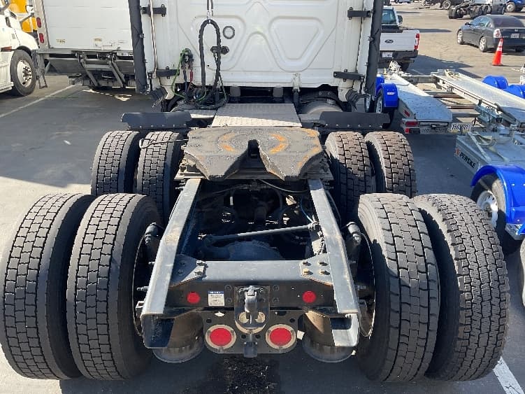 2023 Freightliner Cascadia — photo 6