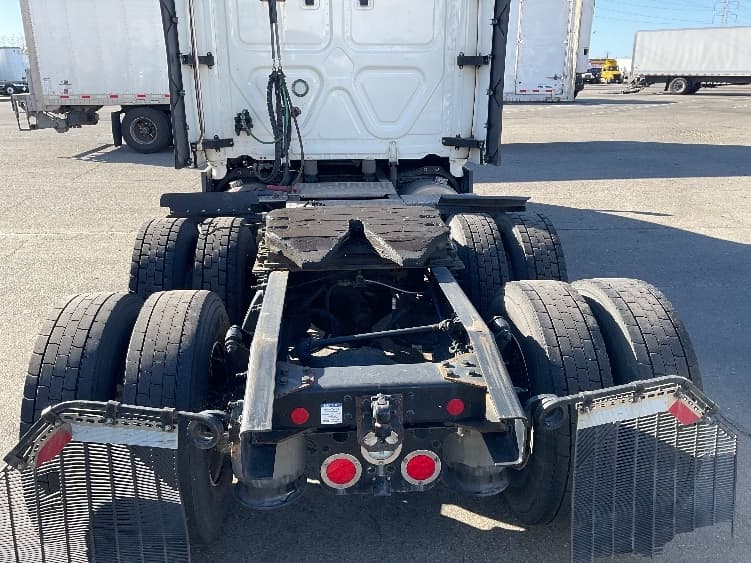 2023 Freightliner Cascadia — photo 6