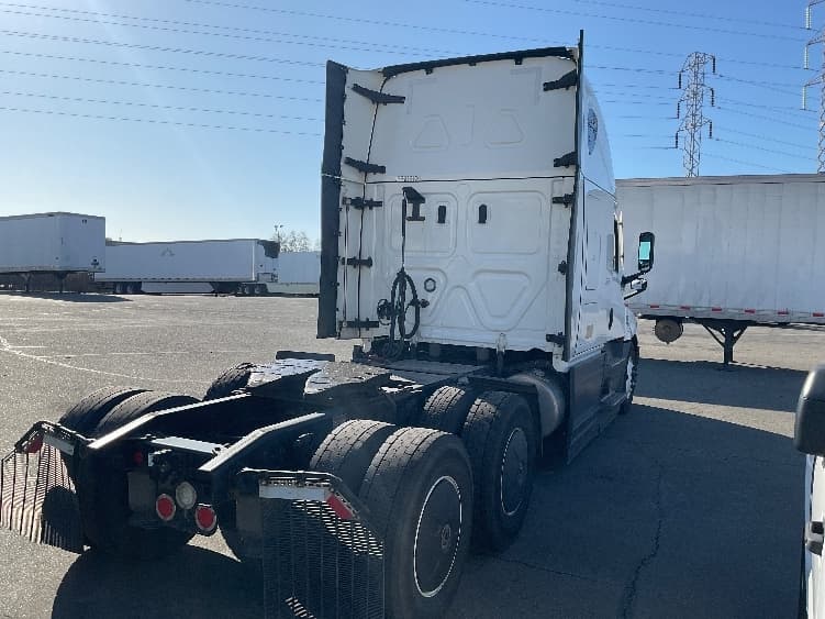 2023 Freightliner Cascadia — photo 7