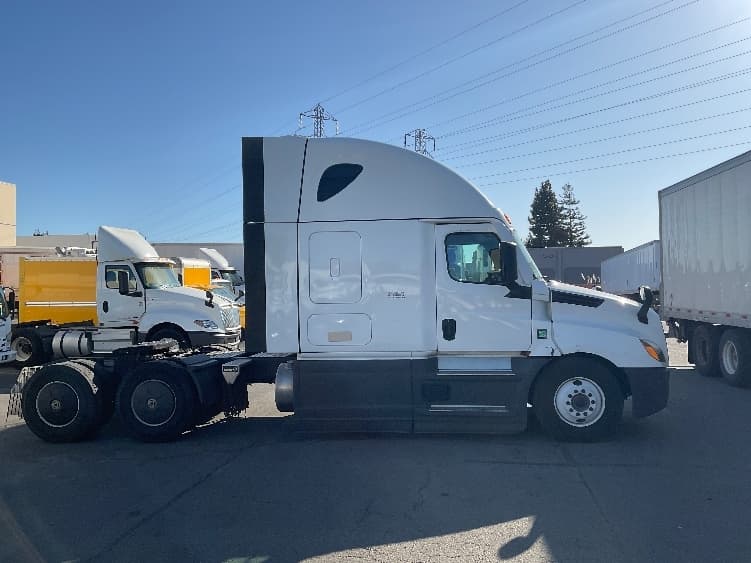 2023 Freightliner Cascadia — photo 8