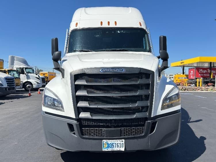 2023 Freightliner Cascadia — photo 2