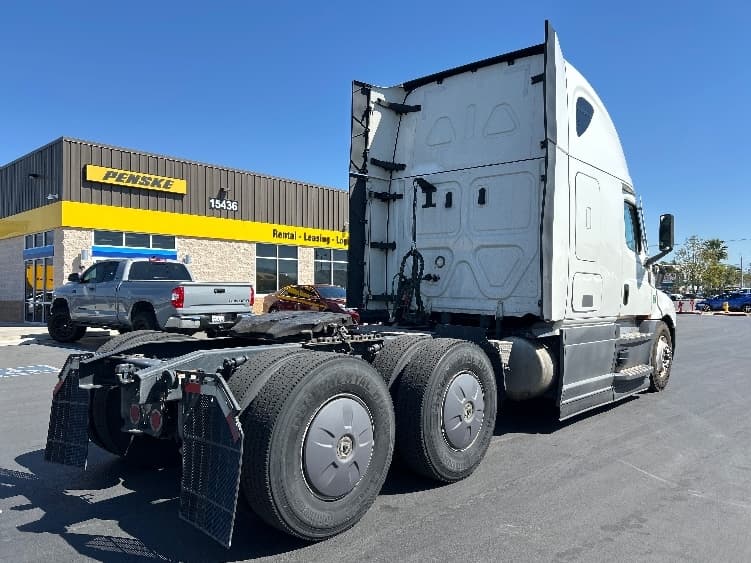 2023 Freightliner Cascadia — photo 7