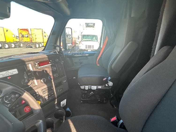 2023 Freightliner Cascadia — photo 10