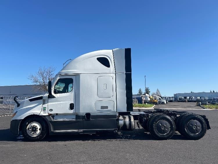 2023 Freightliner Cascadia — photo 4