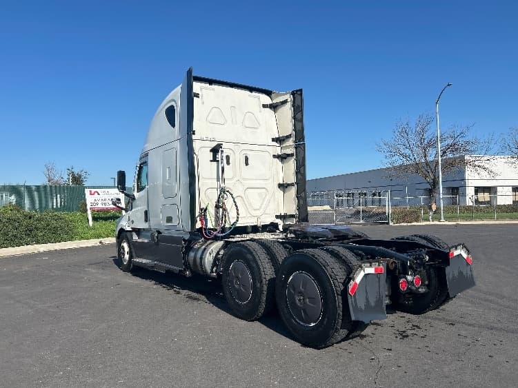 2023 Freightliner Cascadia — photo 5