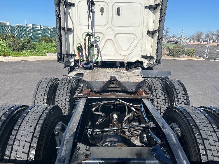 2023 Freightliner Cascadia — photo 6