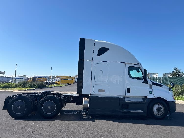 2023 Freightliner Cascadia — photo 8