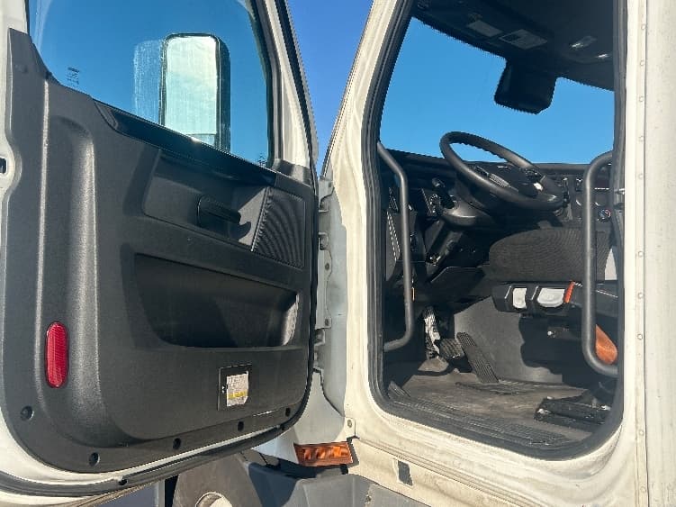 2023 Freightliner Cascadia — photo 9