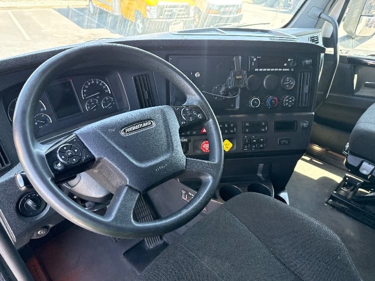2023 Freightliner Cascadia — photo 10