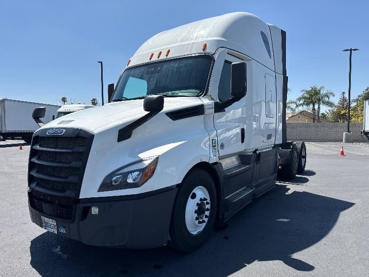 2023 Freightliner Cascadia — photo 3