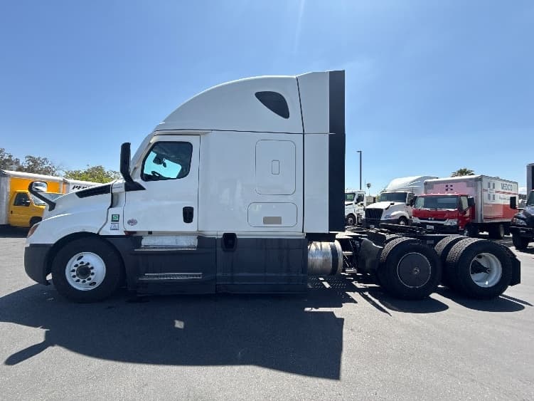 2023 Freightliner Cascadia — photo 4