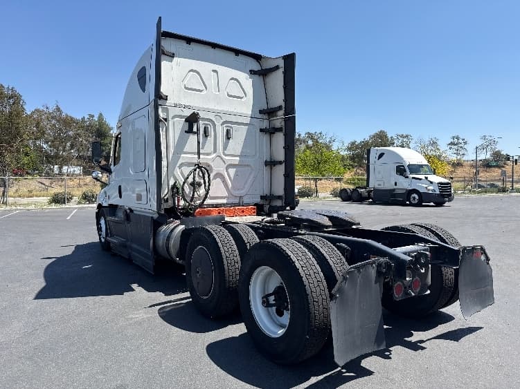 2023 Freightliner Cascadia — photo 5