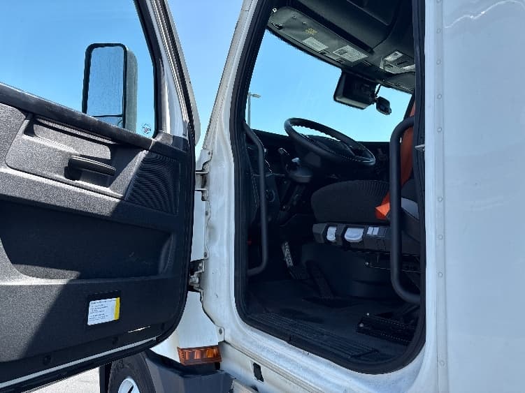 2023 Freightliner Cascadia — photo 9