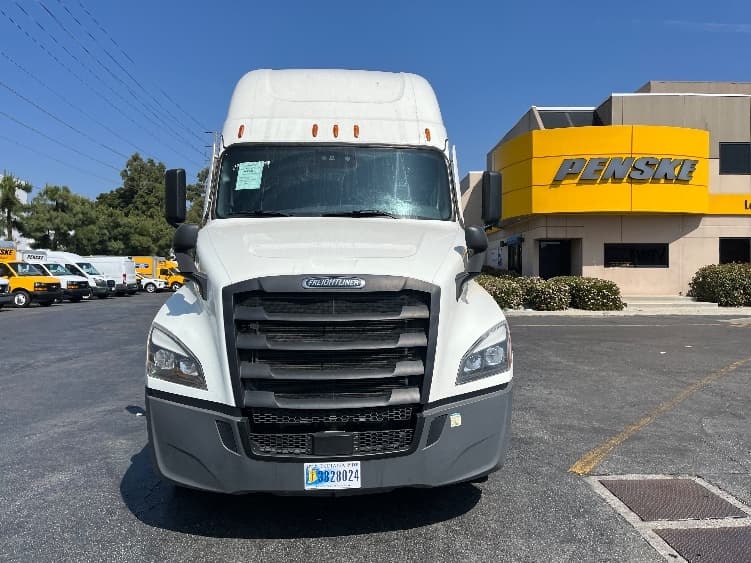 2023 Freightliner Cascadia — photo 2