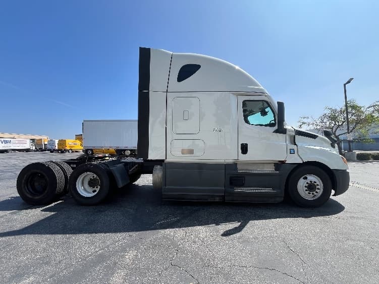 2023 Freightliner Cascadia — photo 8