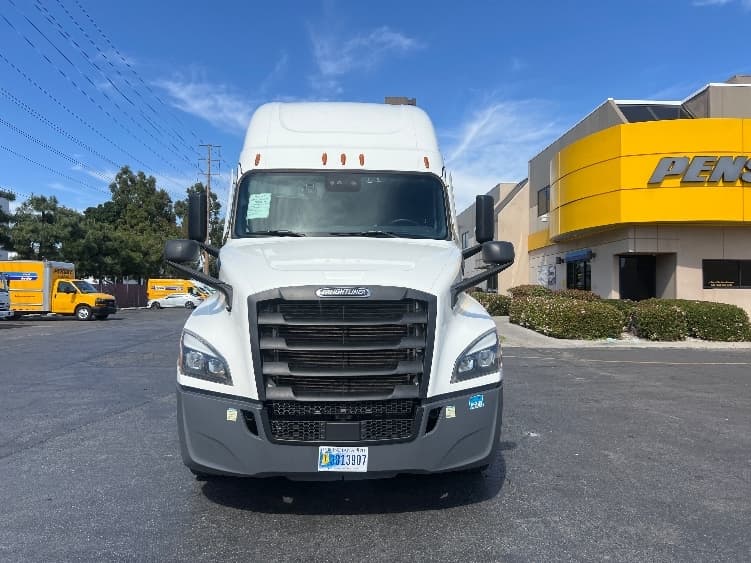2023 Freightliner Cascadia — photo 2