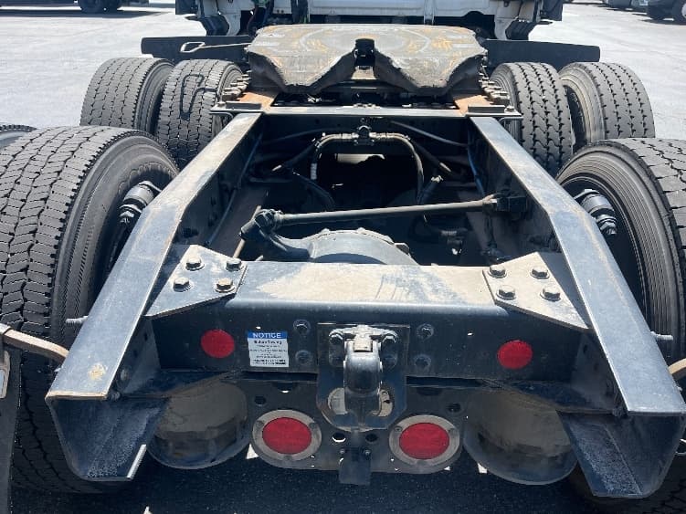 2023 Freightliner Cascadia — photo 6