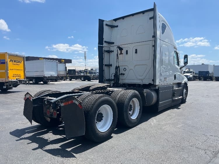 2023 Freightliner Cascadia — photo 7