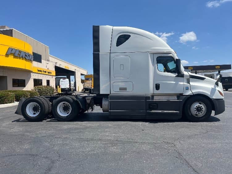 2023 Freightliner Cascadia — photo 8
