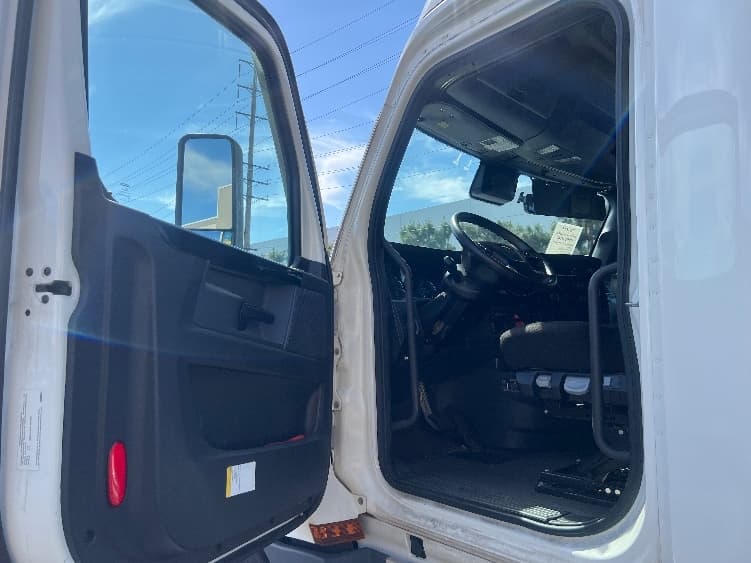 2023 Freightliner Cascadia — photo 9