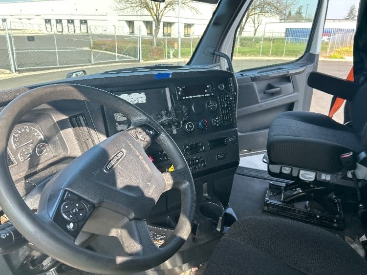 2023 Freightliner Cascadia — photo 10