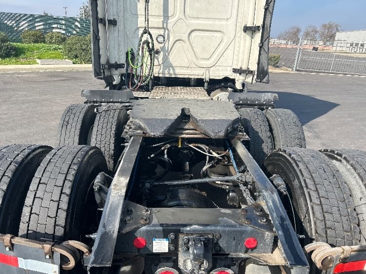 2023 Freightliner Cascadia — photo 6