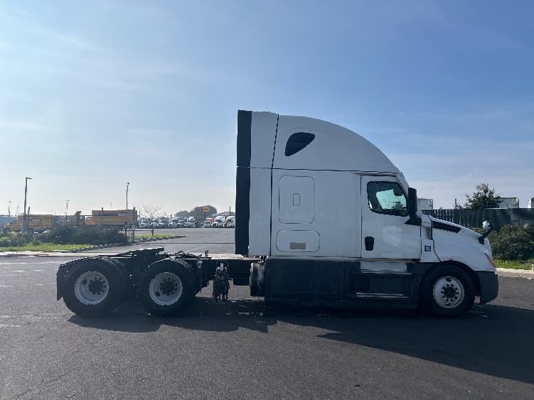2023 Freightliner Cascadia — photo 8