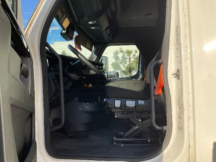 2023 Freightliner Cascadia — photo 10