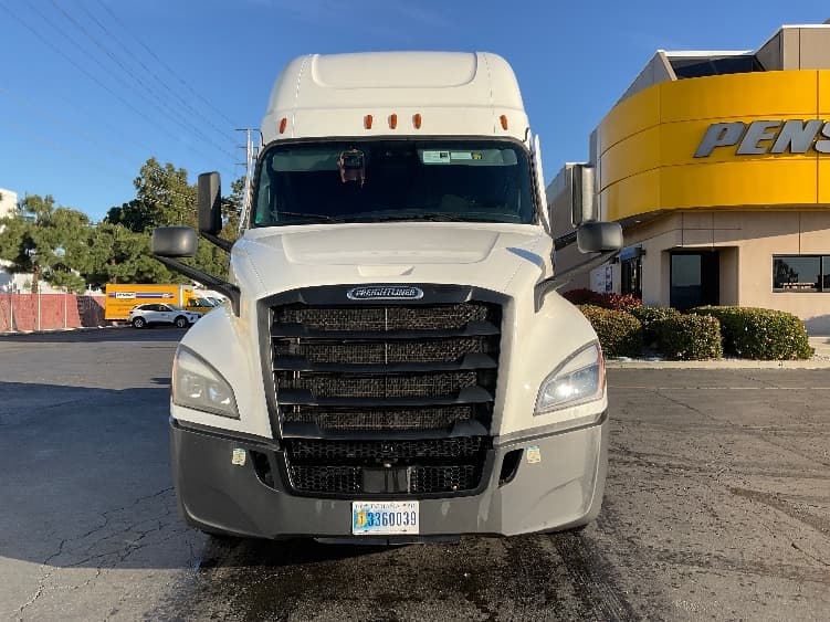 2023 Freightliner Cascadia — photo 2