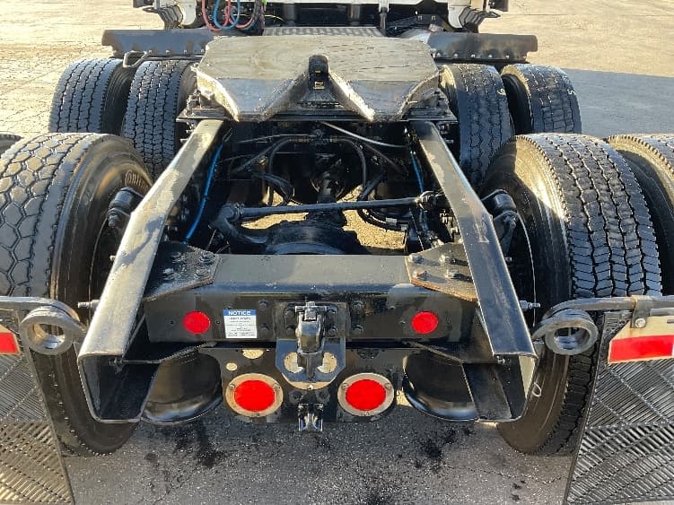 2023 Freightliner Cascadia — photo 6