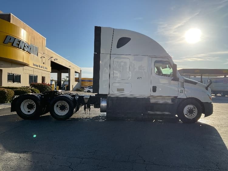 2023 Freightliner Cascadia — photo 8