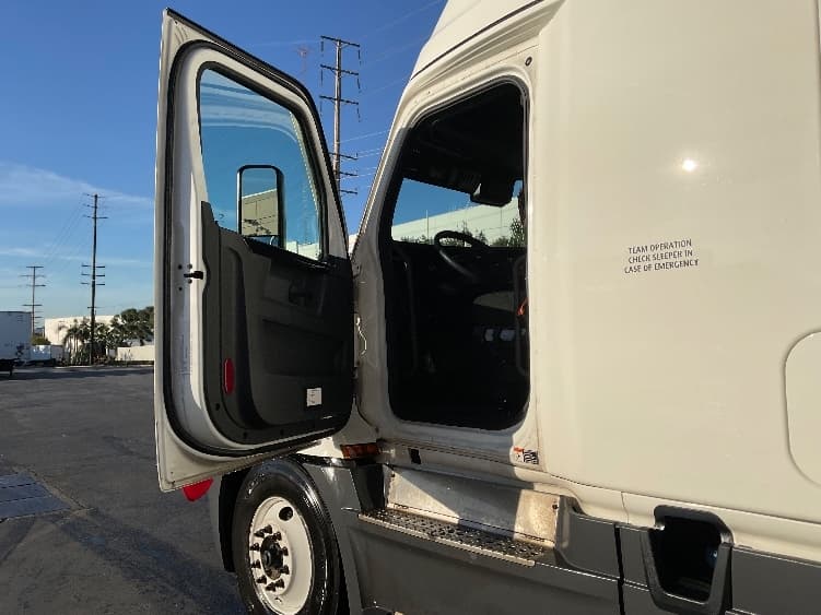 2023 Freightliner Cascadia — photo 9