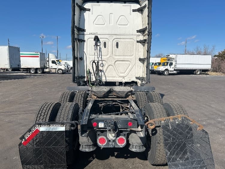 2023 Freightliner Cascadia — photo 6