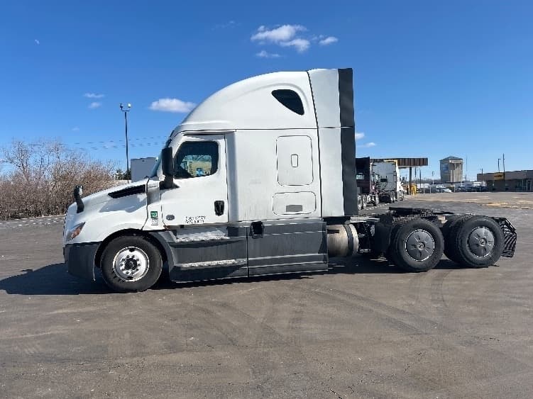 2023 Freightliner Cascadia — photo 8