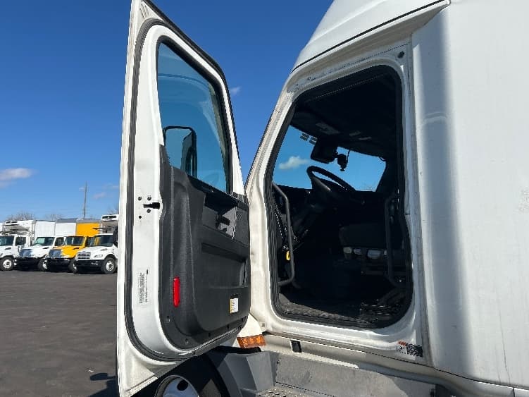 2023 Freightliner Cascadia — photo 9