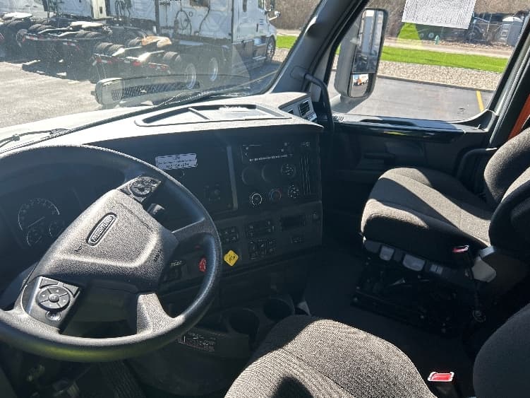 2023 Freightliner Cascadia — photo 10