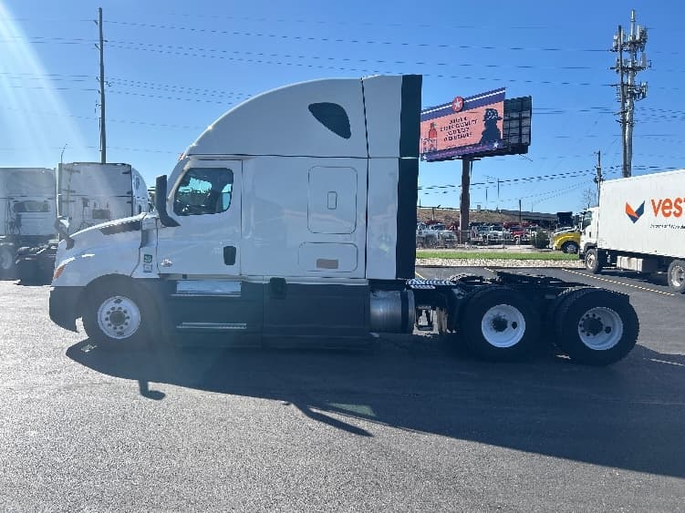 2023 Freightliner Cascadia — photo 4