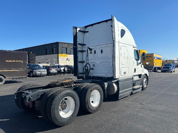 2023 Freightliner Cascadia — photo 7