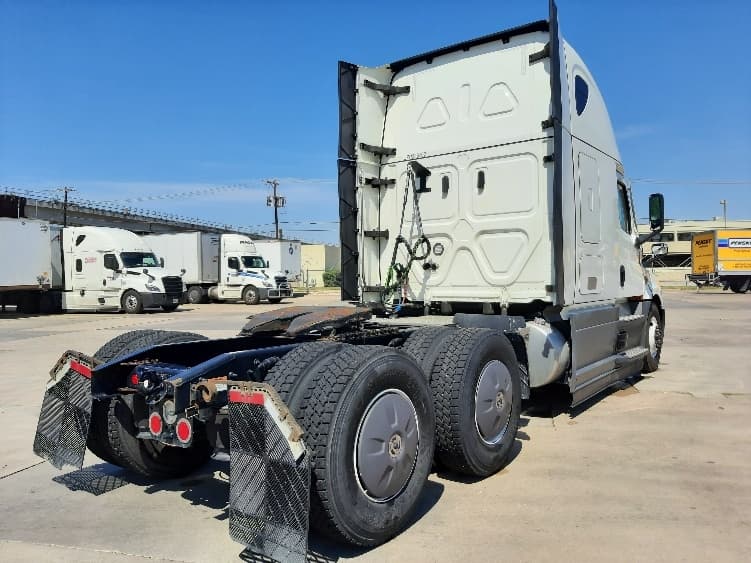 2023 Freightliner Cascadia — photo 7