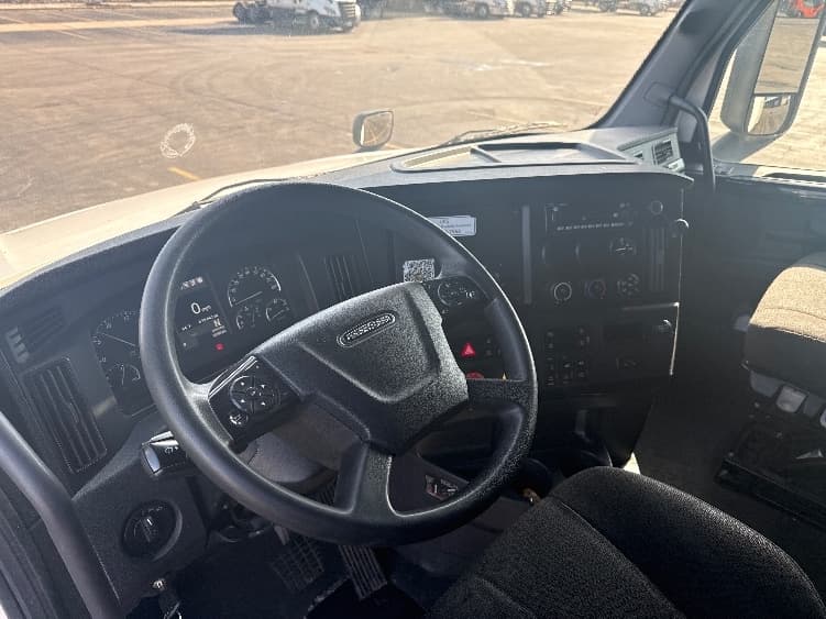 2023 Freightliner Cascadia — photo 10