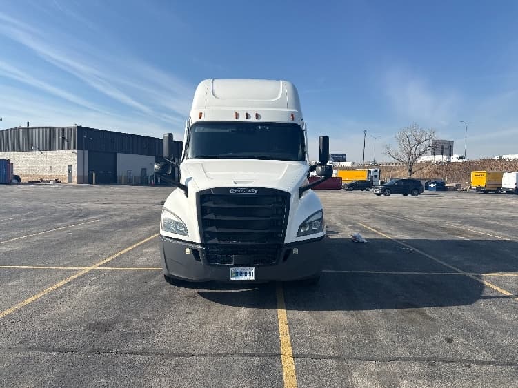 2023 Freightliner Cascadia — photo 2